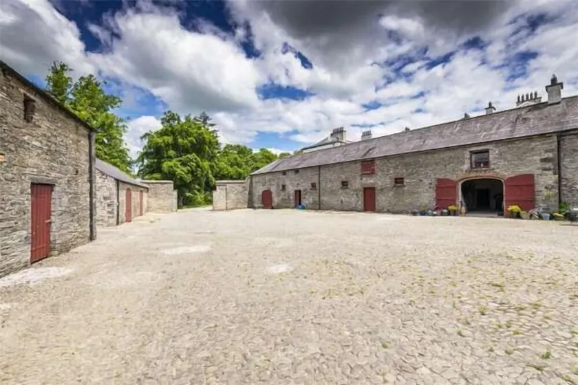 2 Bed Suite with tea/coffee making facilities - Image 1