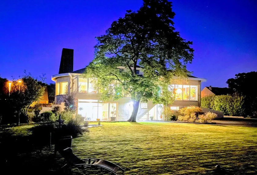 Spacious 8-bedroom villa 4 minutes from the beach - Image 1