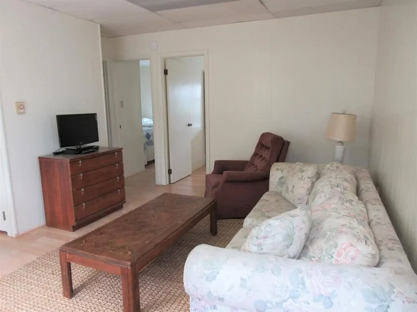 2 bedroom 1 bath oceanfront garage apartment in Ship Bottom - Image 1