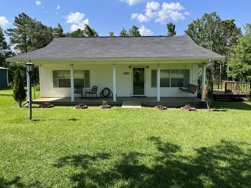 Private home in the country with parking on site - Image 1