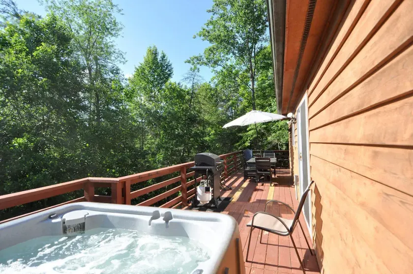 Creekview Cabin - Hot Tub, EV Station, Pet Friendly, Screen Porch, Wifi, Grill, Fire Pit, Deck, Family Friendly, Game Room, King Bed - Image 1