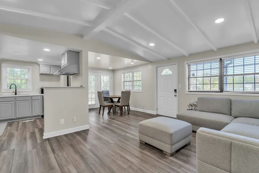 Peaceful Pet Friendly Chesapeake Escape 4 Bedroom Home - Image 1