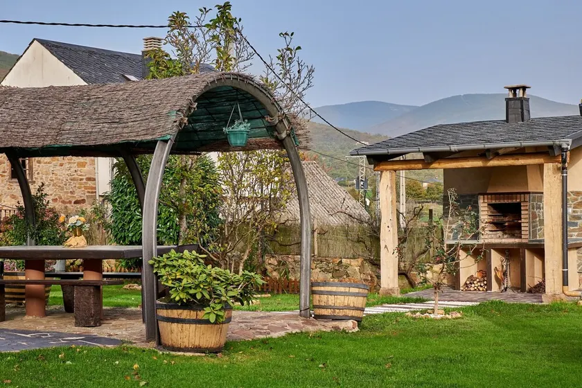 Casa Rural Abuelo Jose in El Bierzo – Private Pool, Mountain Views & Skiing - Image 1