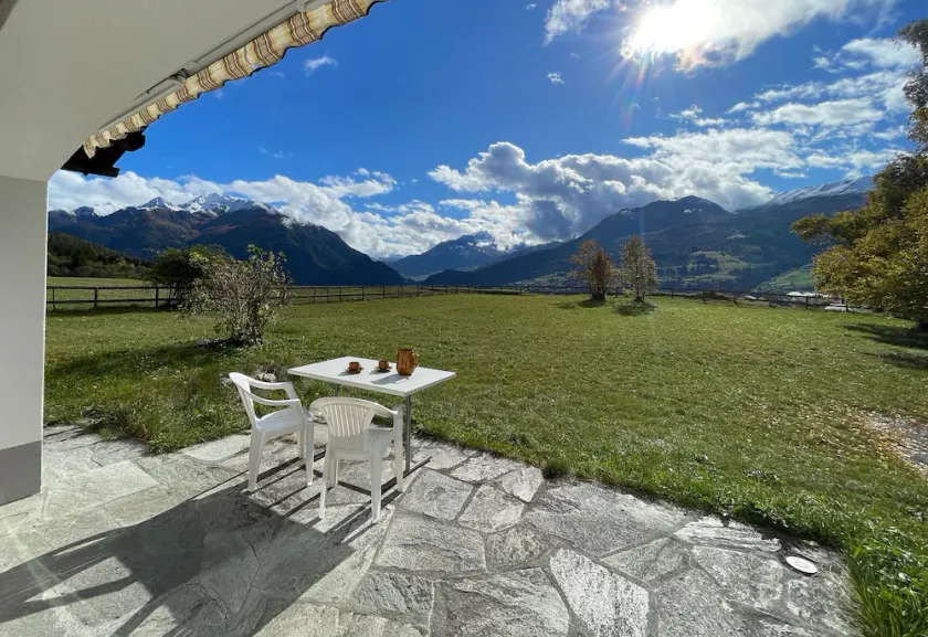 Quiet house with garden and mountain view - Image 1