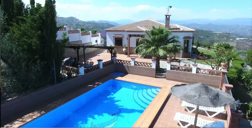 Villa med have, swimmingpool, aircondition, WIFI, smuk udsigt. - Image 1