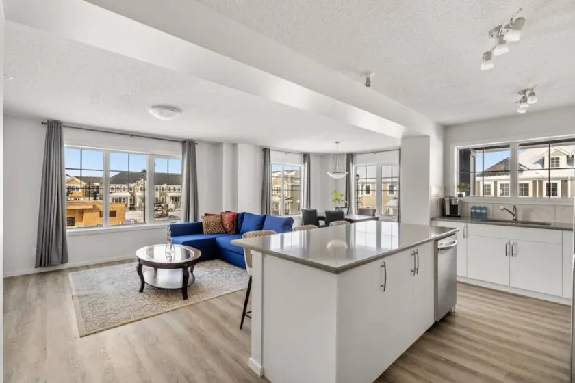 4 Bedroom Town Home with Garage Parking, Fast WiFi, Smart TV with Netflix, Fully Equipped Kitchen, Sleeps 10, Ideal for Families - Image 1