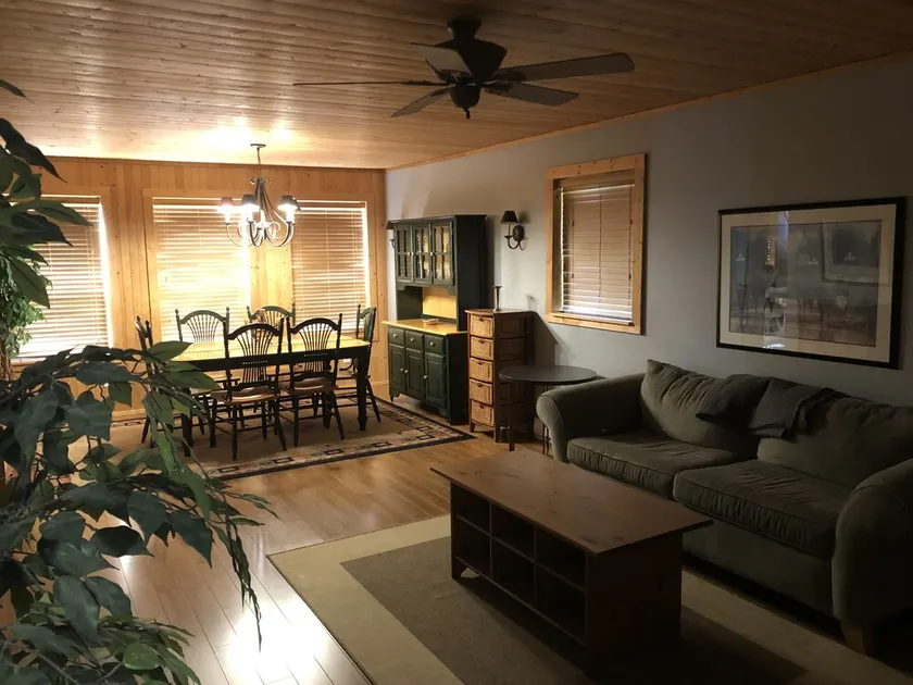 Cozy lakefront cabin - Image 1