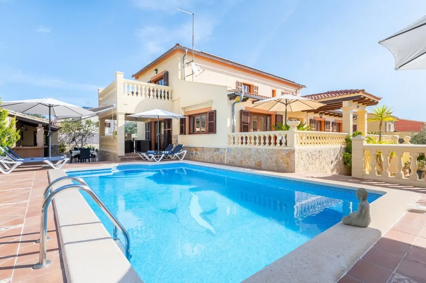 Air-conditioned country house with Wi-Fi, pool, garden, terrace, and balcony - Image 1