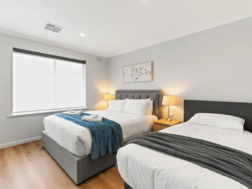 Rest easy in this cozy, quiet and secure, 2 bedroom unit in Payneham South with no stairs. Linen hire included + Aircon throughout. Easy free parking & wifi too! - Image 1