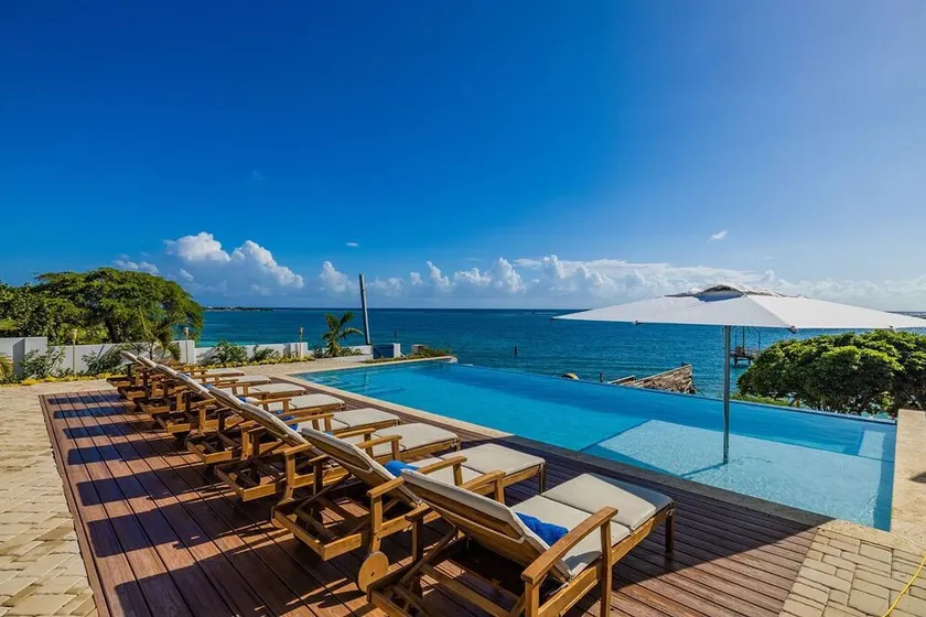 BeachFront Villa w/ Pool, Sleeps 16, Dining, & Tub - Image 1