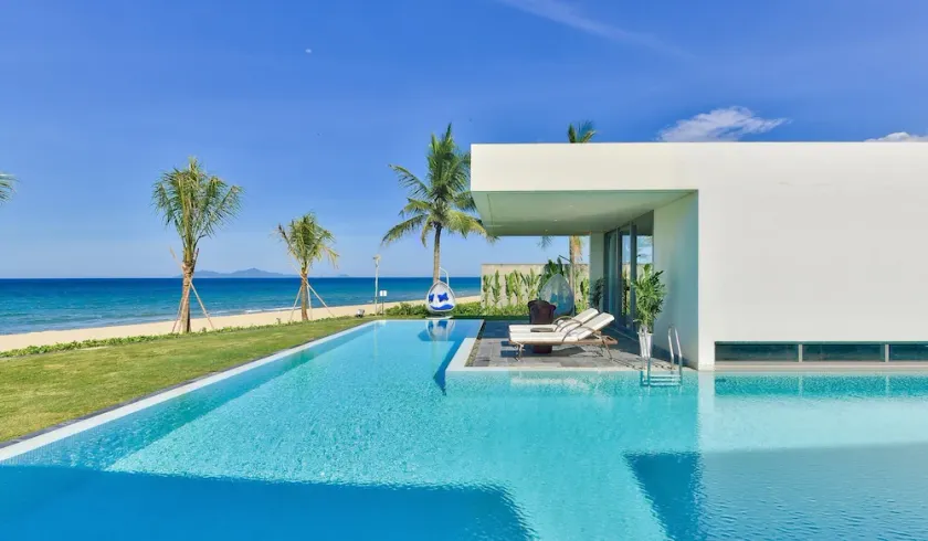 Exotic 6-BDR Beachfront Villa with 200sqm pool - Image 1