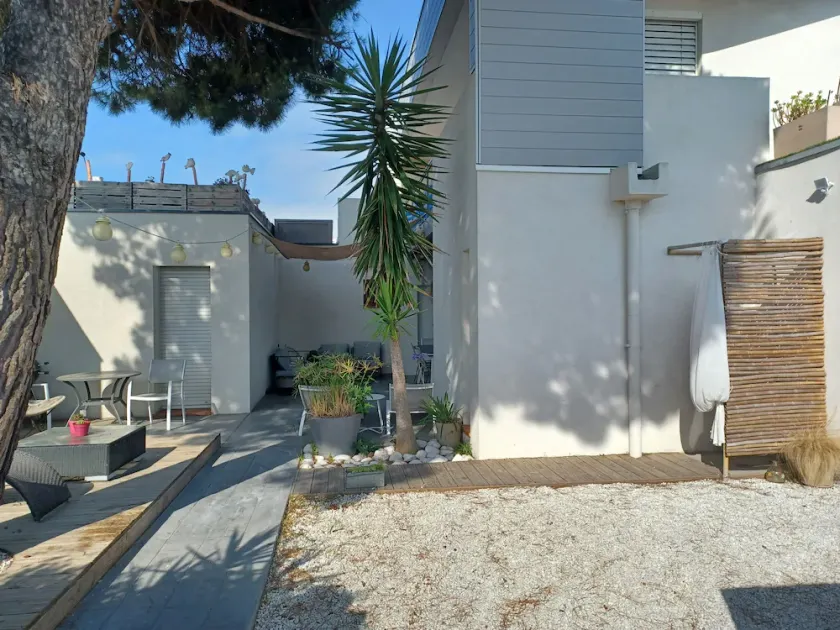 Maison à 50 mètres de la mer,4 salles d'eau, studio en option, proche parc expo. - Image 1