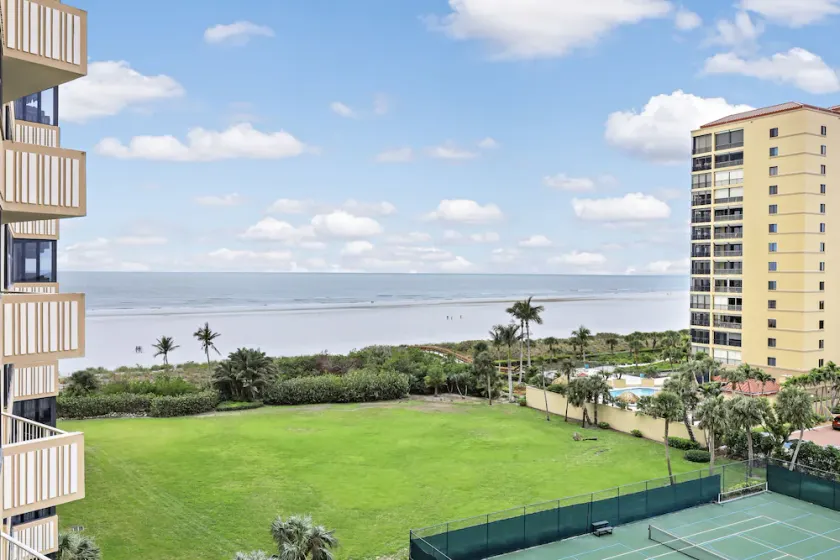 Beachfront condo with pool, tennis and fitness center - Image 1