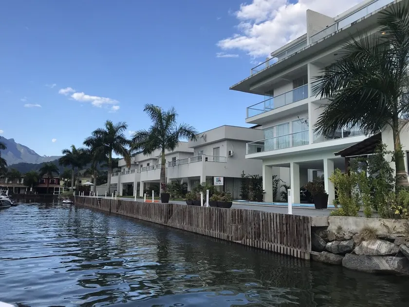 Casa Beira Mar em Angra dos Reis - Próximo ao comércio em condomínio seguro - Image 1