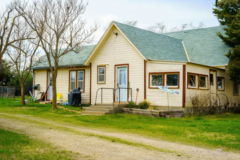 Cozy private Lakehouse with prime fishing, hunting, and lake access. - Image 1