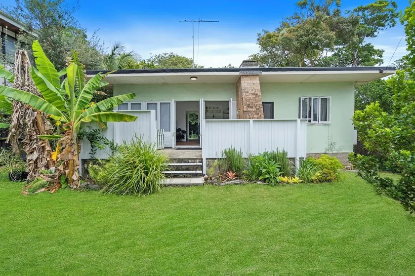 Walk to everything from this charming cottage - Image 1