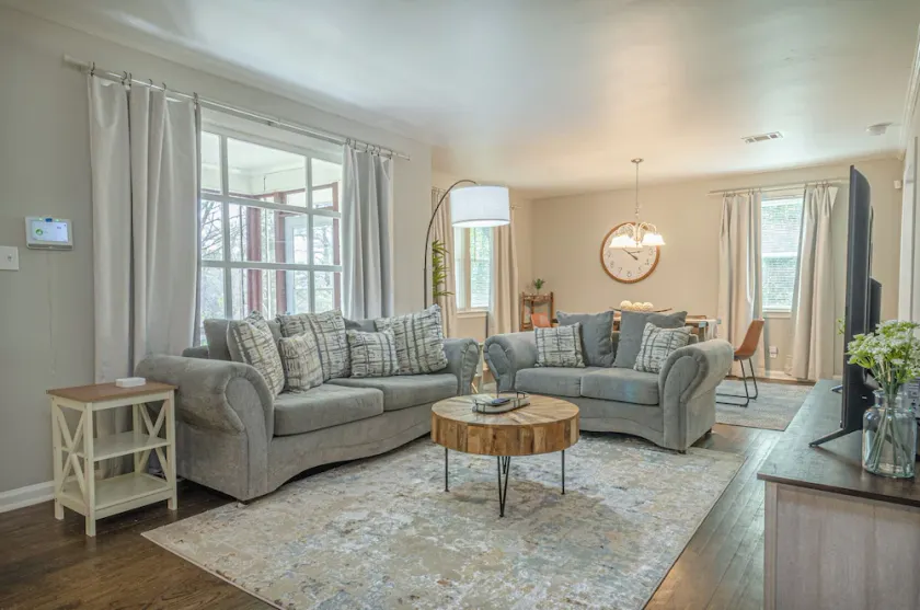 Charming Spacious Home with Game room - Image 1