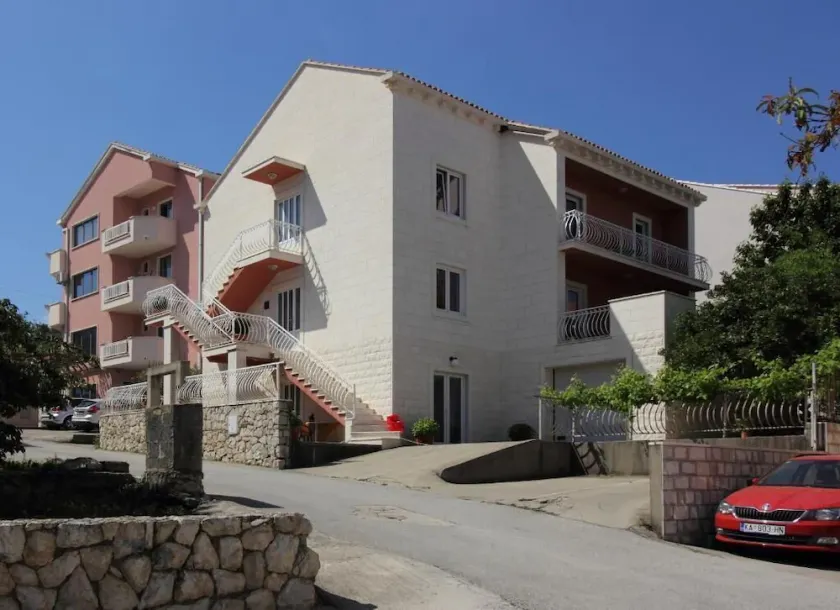 Spacious 2-Bed Apartment in Cavtat - Image 1