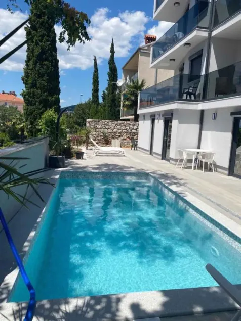 Holiday apartment with sea view and pool - Image 1