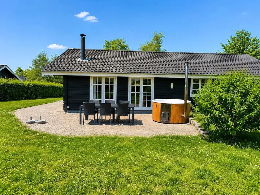 Lovely Cottage With Secluded Garden - Image 1