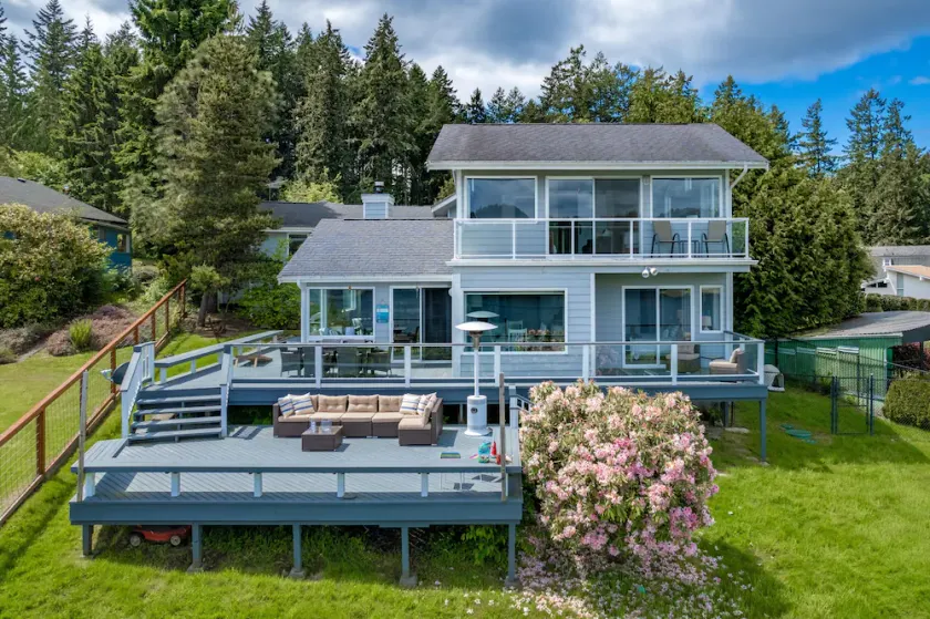 WATERFRONT 3BR/2BA MT RAINIER VIEWS, PRIVATE BEACH - Image 1