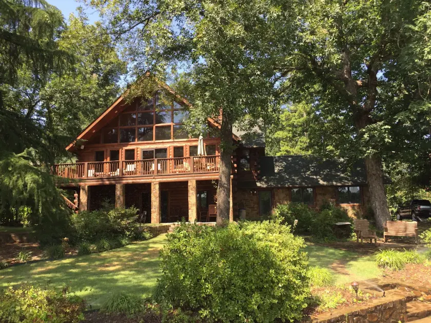 Beautiful Cedar Cabin Connection on Lake Hamilton - Image 1