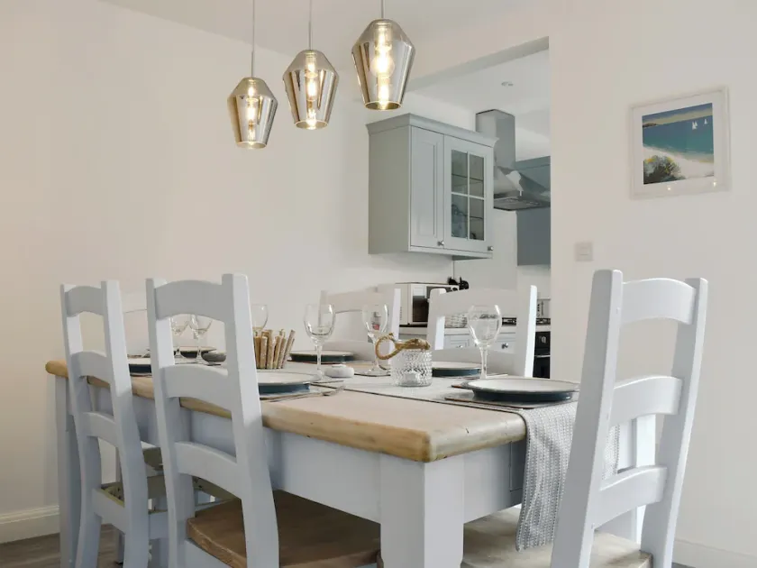 3 bedroom accommodation in Lowestoft - Image 1