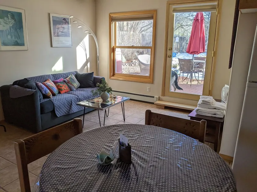 Studio apartment 15 minute walk to plaza - Image 1