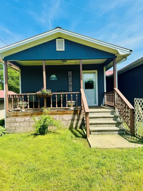 Beautiful cottage, close to rivers, creeks, lakes for fishing, boating, hunting - Image 1