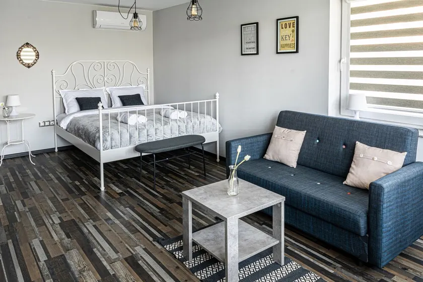 Classic, modern with a hint of glam studio, 5 minutes from center - Image 1