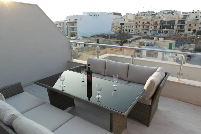 ★New Penthouse Apartment, Fully Air Con, 100 Mbps Wifi, Sleeps 5★ - Image 1