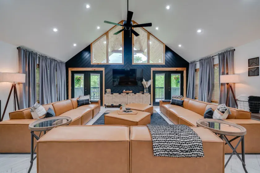 Black Bear Lodge 🐻 5 Private Acres + Hot Tub + Fishing + Games - Image 1