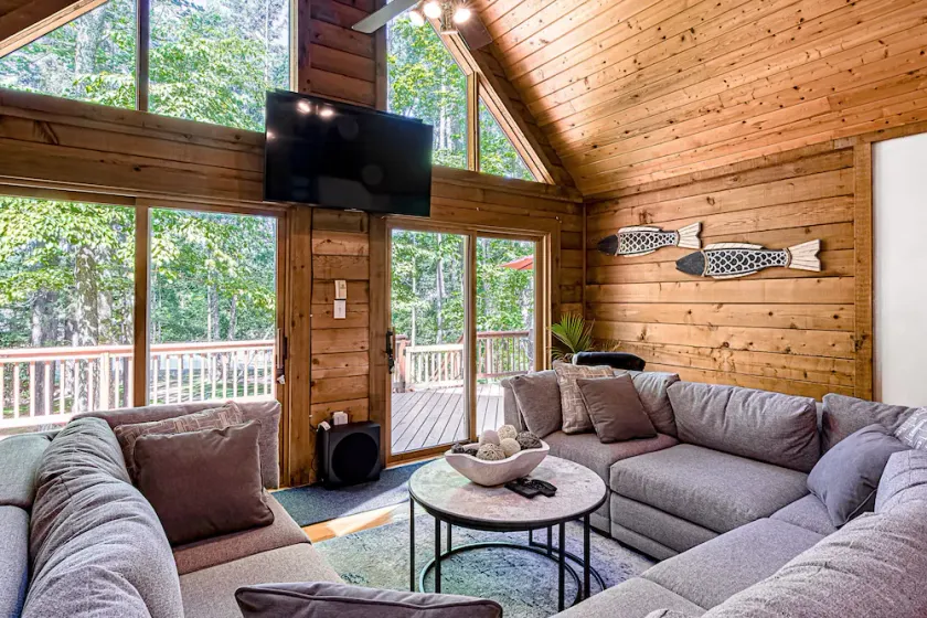 Lakefront home with boat mooring, deck, hot tub, game room & fast WiFi - dogs OK - Image 1