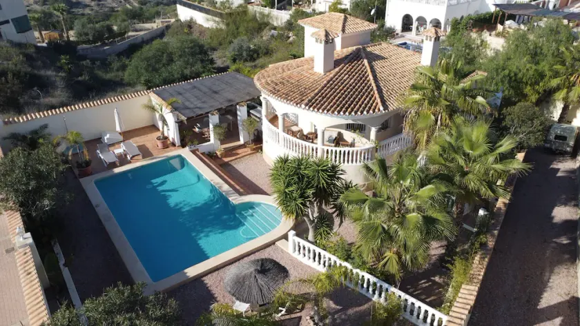 Smuk villa med privat pool og afsondrede haver - Image 1