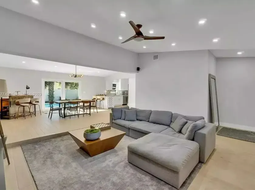 Lovely home with heated Pool a mile from the beach - Image 1