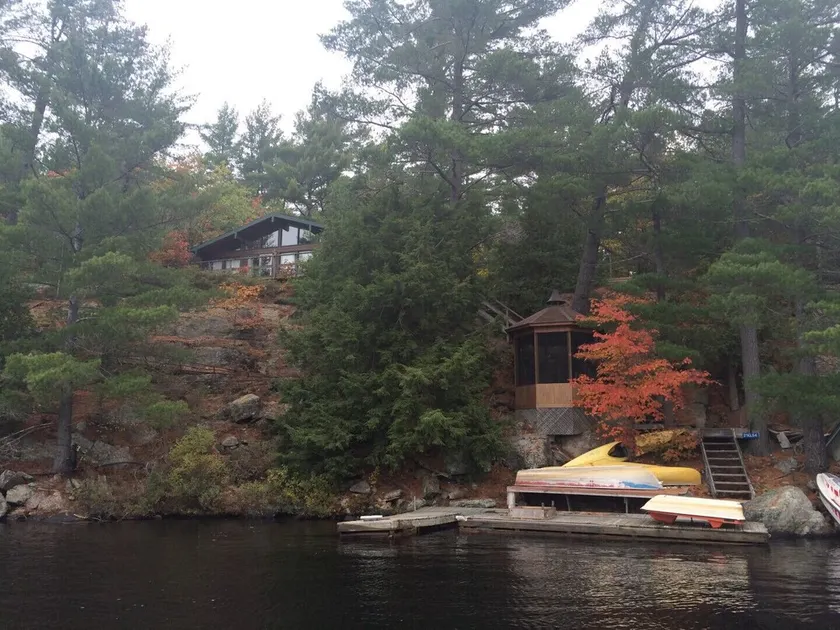 Muskoka lakefront island cottage suitable for large families - Image 1
