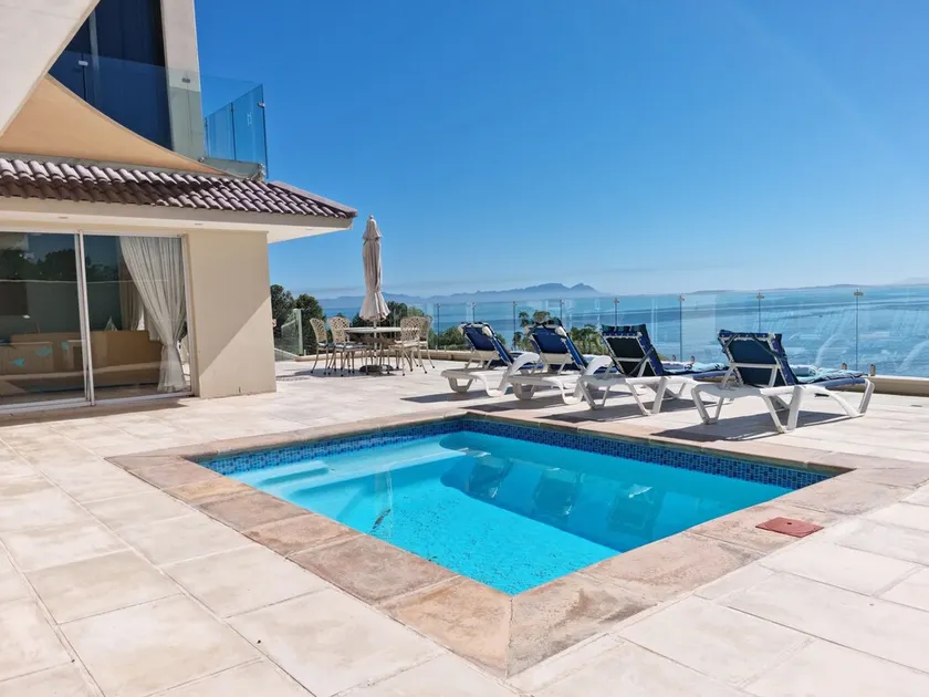 'Bikini Views' Private One Bedroom Suite for 2 with Sunny Veranda - Image 1