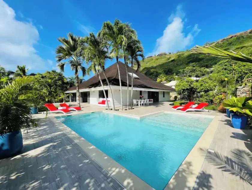 Unique luxuous 350sq m Villa with pool, fitness area, home cinema lounge .... - Image 1