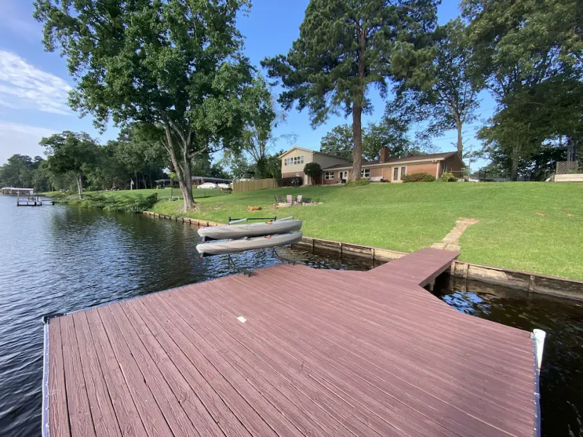 Escape to the Lake for a Hidden Gem. Magnificent lake side setting. - Image 1