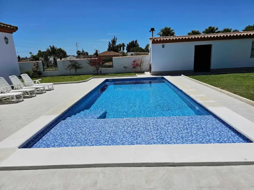 Villa entièrement équipée avec barbecue, terrasse et piscine privée | Vue jardin - Image 1