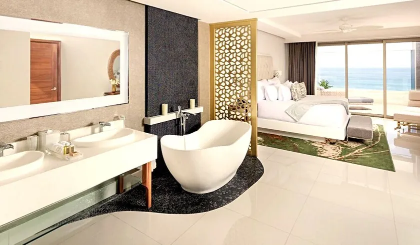 2 Bedroom Beachfront Condo on 5 Diamond Resort - Image 1