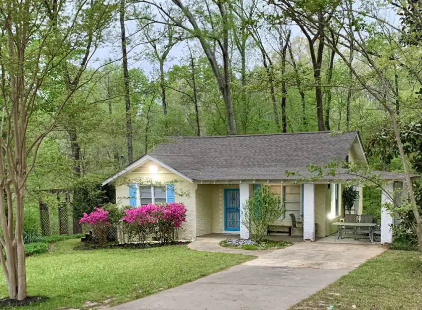 Fishing, Family, Ballgames, Work or Vacation! Cozy Cottage near Grenada Lake - Image 1