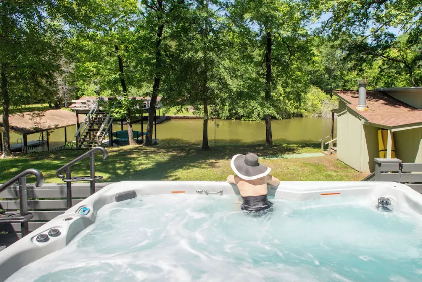 FREE Swim Hot Tub!! Nestled in the Trees on Cedar Creek Lake - Image 1