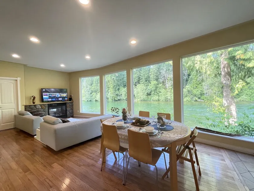 Campbell River 2 bedroom Fishing Lodge - River View - Image 1