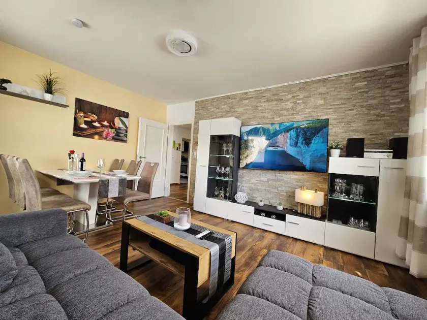 Bright and modern apartment on the ground floor in the center - Image 1