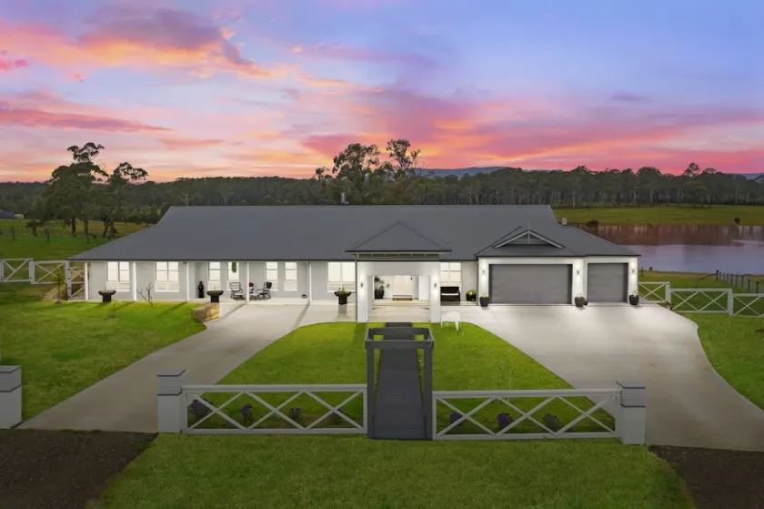 Soulful Grande Manor with Mineral Pool - Image 1