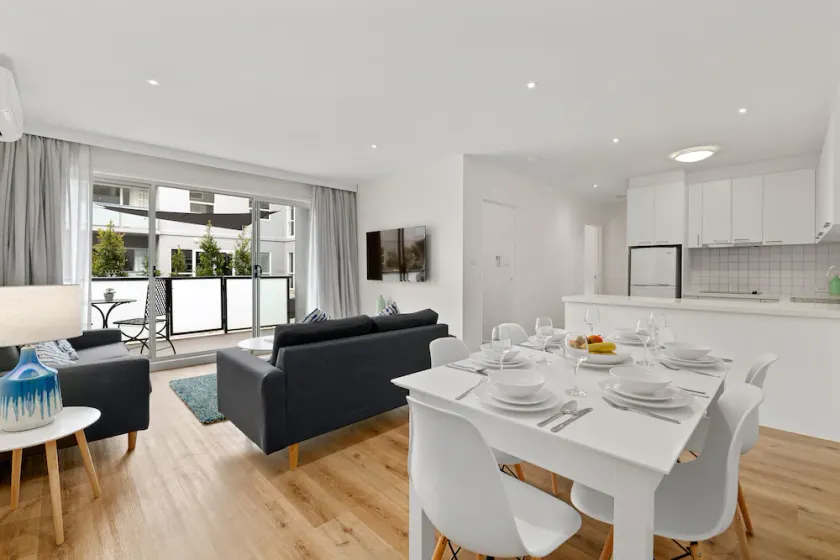 Modern and Spacious Three  Bedroom Apartment - Image 1