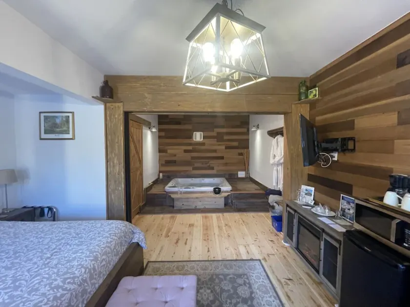 Country Suite - Private HotTub, KingBd, Downtown - Image 1