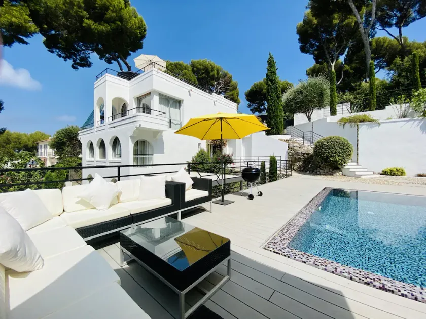 Beautiful 5 bedroom, 4 bathroom villa on Cap D’Antibes with direct sea view - Image 1