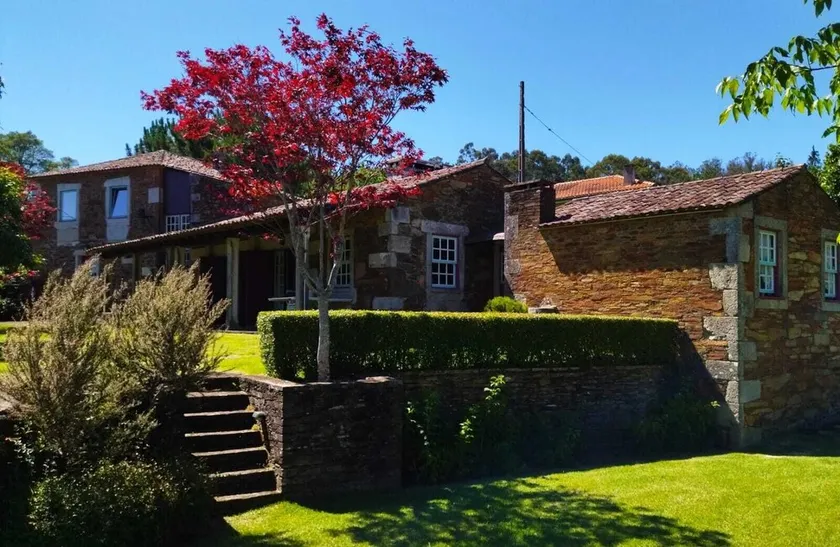 Cottage with garden and pool, in a between-sea-and-mountain quiet village - Image 1